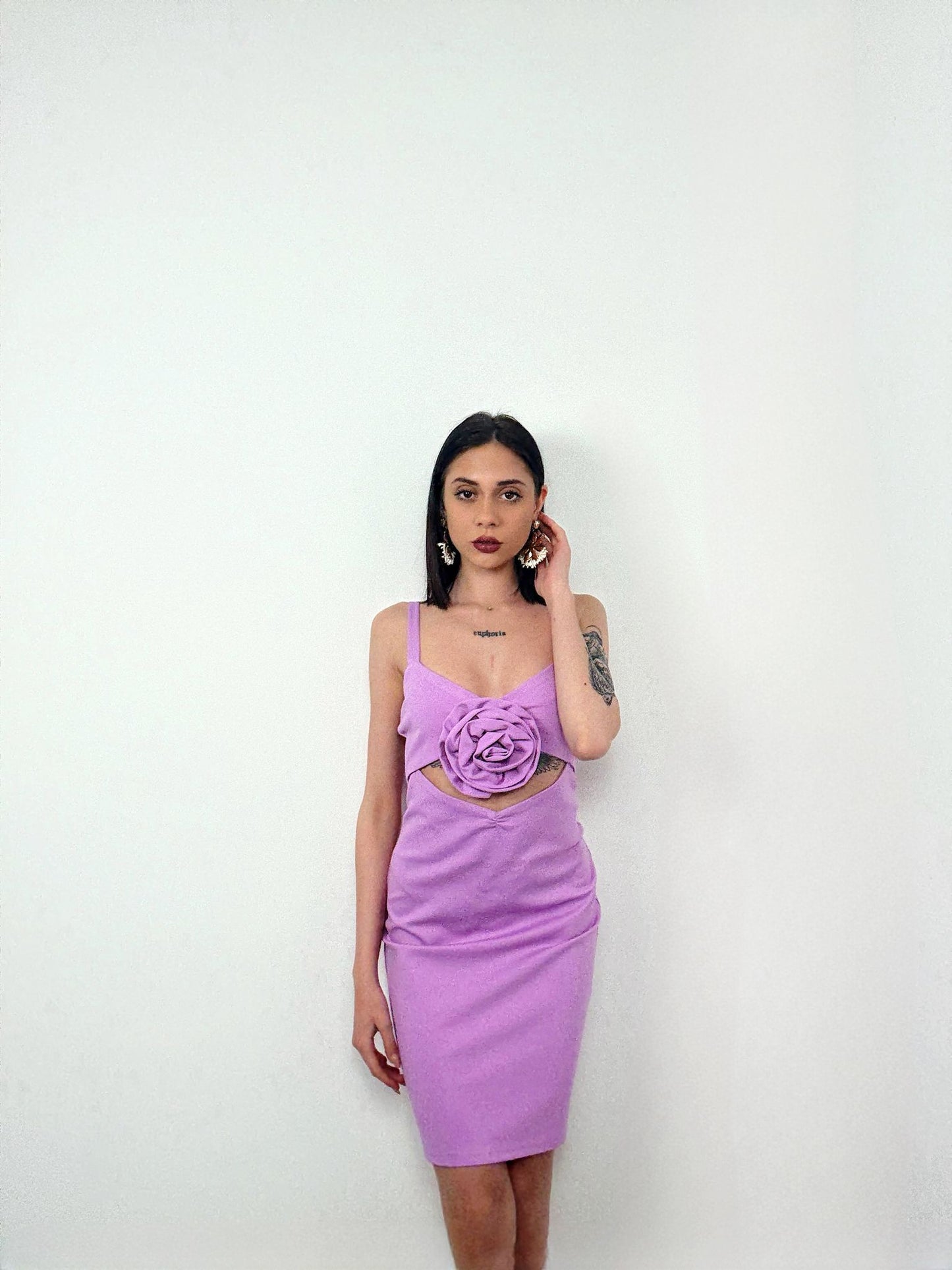 ABITO LONGUETTE CON SPILLA ROSA