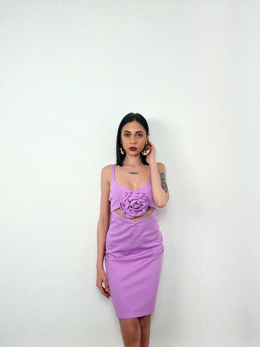 ABITO LONGUETTE CON SPILLA ROSA